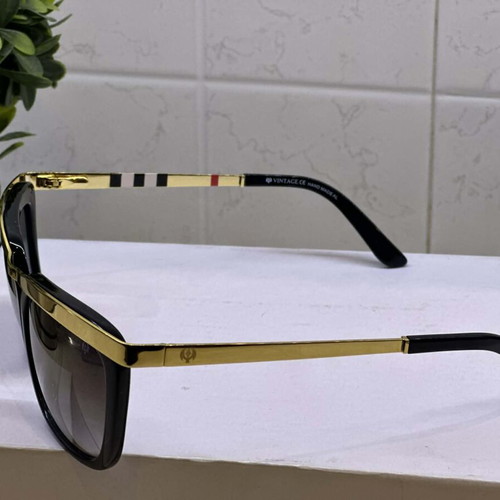 Unisex sunglasses new, black frame with gold details