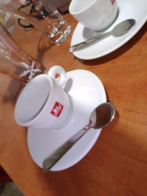 Κούπες και ποτήρια espresso Illy σαν καινούργια, σετ 5 τεμαχίων με κουταλάκια