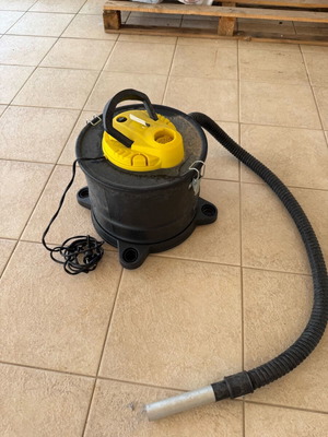 Ash vacuum for fireplace like new
