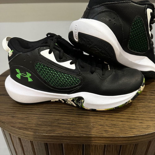 Under Armour men's black sneakers size 39
