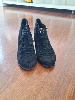 Hush Puppies black suede ankle boots used, size 38, slight heel defect