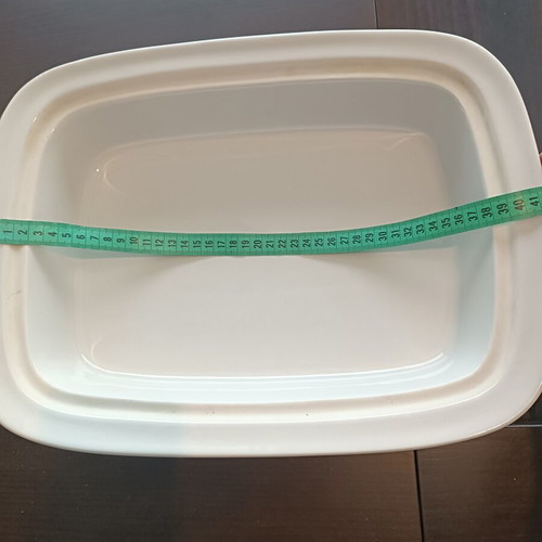 Heat-resistant serving dish with lid and metal base vintage style like new