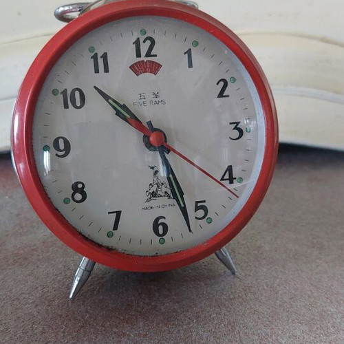 Five Rams wind-up table clock used, analog