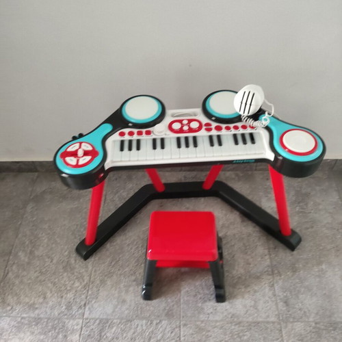 ELC children's piano keyboard like new with microphone and stool