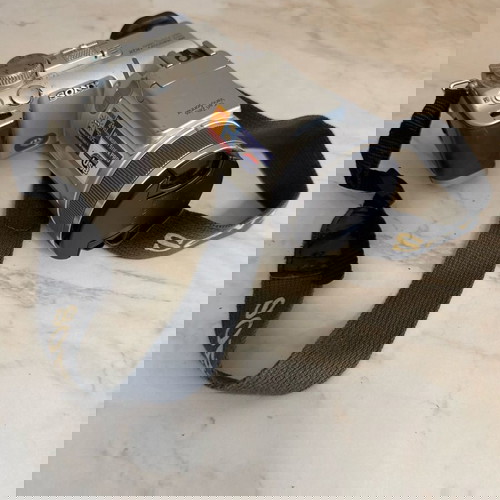 Sony κάμερα DSC-F717 σαν καινούργια με μοναδικό σχεδιασμό