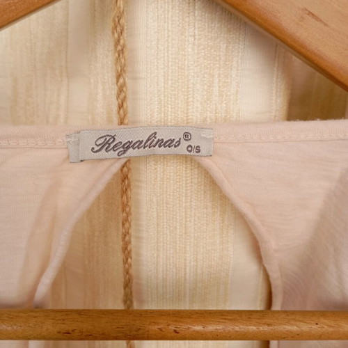 Regalinas top like new with bow and details beige pink