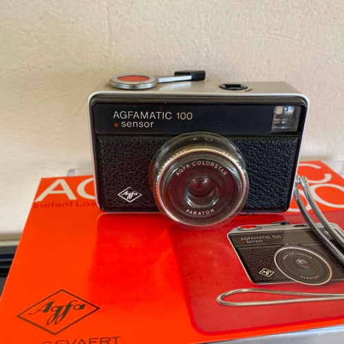 Agfamatic 100 Sensor camera like new with 6 new Osram Magicubes flashes