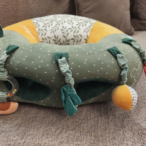 Sophie La Girafe activity pillow for 3+ months, like new