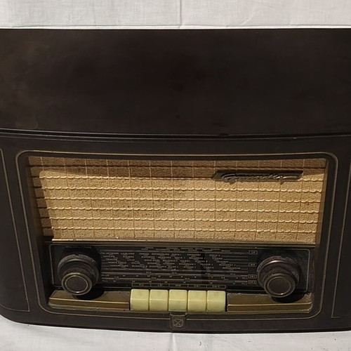 Old radio like new in excellent working condition