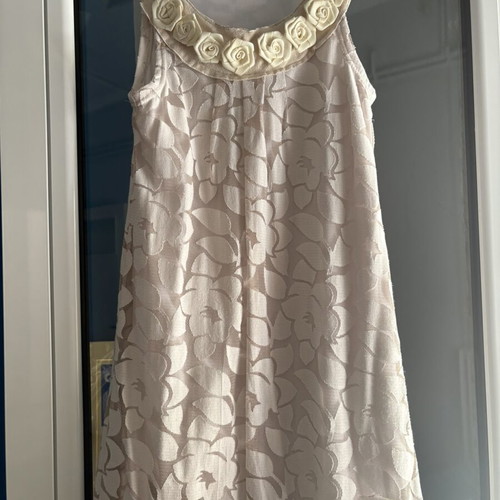 Mini φόρεμα Yazz σαν καινούργιο, μπεζ, δαντέλα με φόδρα και υφασμάτινα τριαντάφυλλα