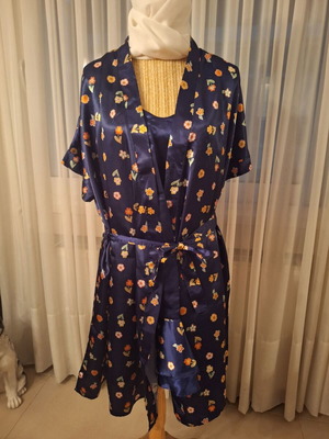 Retro satin robe and nightgown set in dark blue with floral pattern like new