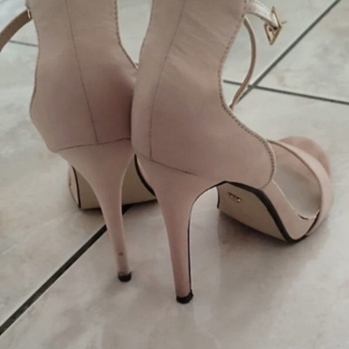 Nude suede sandals used with thin heel and scalloped detail