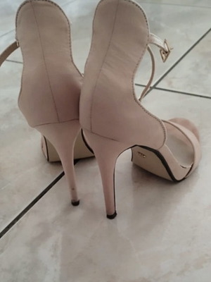 Nude suede sandals used with thin heel and scalloped detail