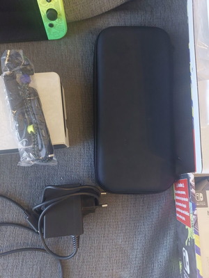 Nintendo Switch OLED Splatoon Edition like new with screen protector