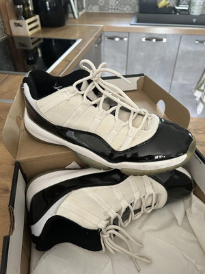 Nike Jordan 11 Low σαν καινούργια, μέγεθος 45, μαύρο και λευκό