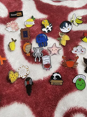 Καρφίτσες καινούργιες, διάφορα σχέδια και πολύχρωμες