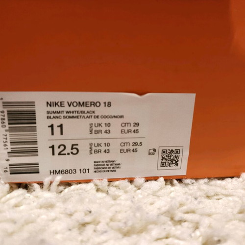 Nike Vomero 18 athletic shoes like new, size 45, white