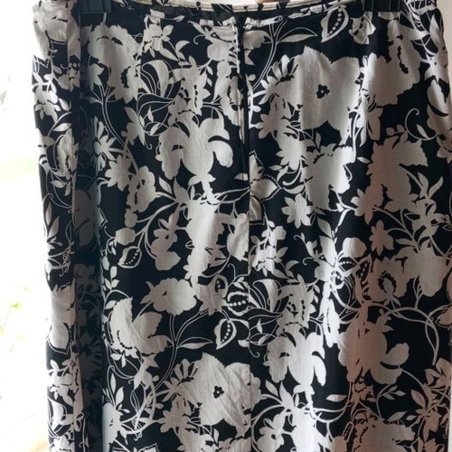 Women's skirt style Y2K size 29 Persona by Marina Rinaldi like new, black and white