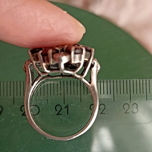 Silver 925 ring with 11 garnets and marcasites like new