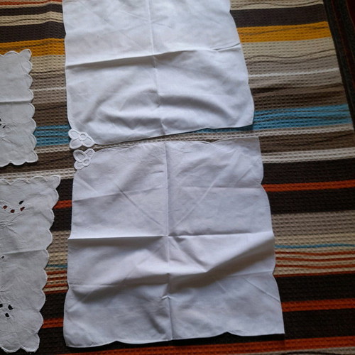 Embroidered cutwork napkin set with 2 squares and 2 napkins like new