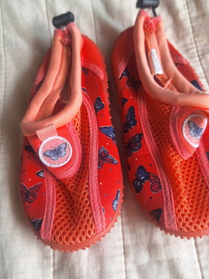 Beach shoes size 27 like new