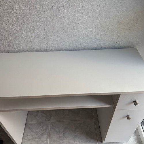 White desk with 2 drawers