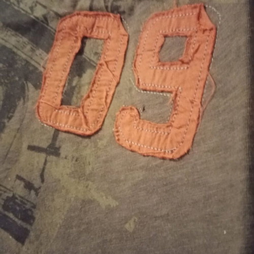 T-shirt short sleeve Large like new with design and sewn 09