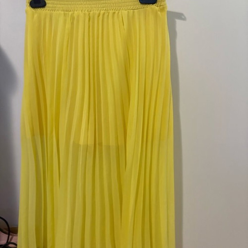 Zara women's summer pleated skirt like new, yellow with lining and shorts