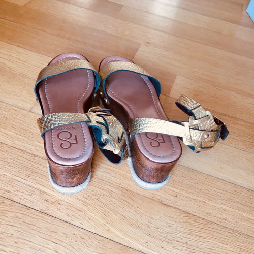Feng Shoe women's platform sandal gold like new, size 38
