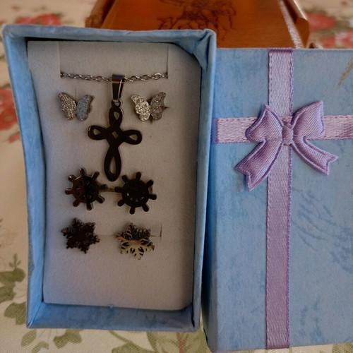Stainless steel jewelry like new, three pairs of earrings and silver cross
