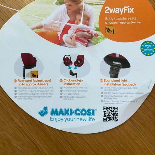 Maxi Cosi 2 Way Pearl car seat used with Isofix base