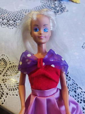 Vintage Sindy doll used with purple dress and articulated knees