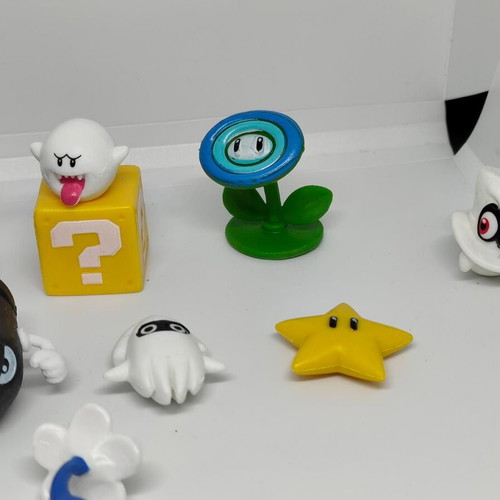 Super Mario Bros and Pikmin figure set like new, 10 pieces