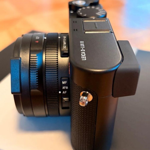 Leica D-Lux 8 camera like new with original packaging and accessories