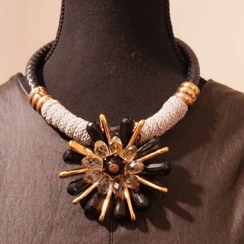 Statement necklace choker with daisy, new