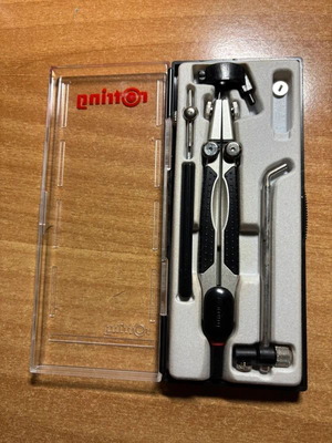 Compass set like new with adjustable tip