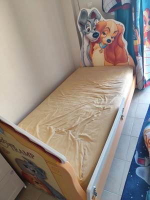 Παιδικό κρεβάτι με στρώμα σαν καινούργιο