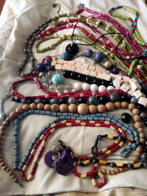 Necklaces used, colorful pack of 20 pieces