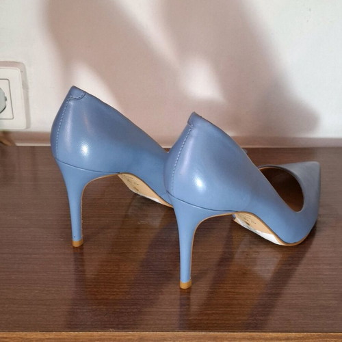 Carrano pumps like new, size 37, turquoise