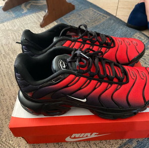 Nike tn red black