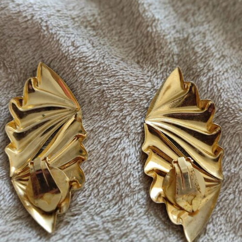 Vintage earrings like new with geometric design and ribbed details