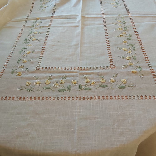 Tablecloth 170×270 new with embroidery and 12 napkins