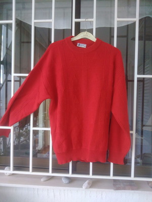 Courezze women's wool sweater size M, L like new, red
