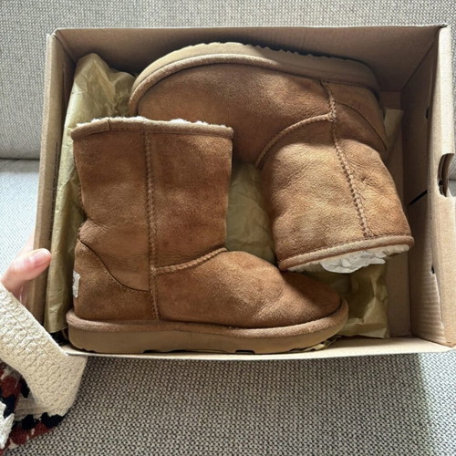 Ugg Australia Classic Chestnut Boots like new, size 32.5