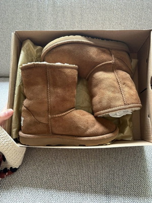 Ugg Australia Classic Chestnut Boots like new, size 32.5