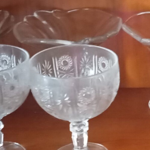Ice Cream Set like new, 6 stemmed pieces