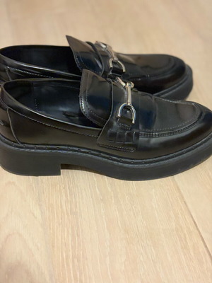 Zara loafers με ασημί αγκράφα τύπου horsebit, μέγεθος 37, με μερικές εκδορές στο πλάι