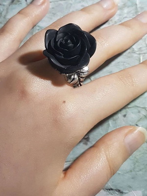 Black rose ring like new