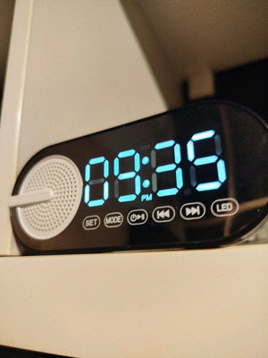 Clock speaker like new with radio, 2 alarms, bluetooth and rechargeable
