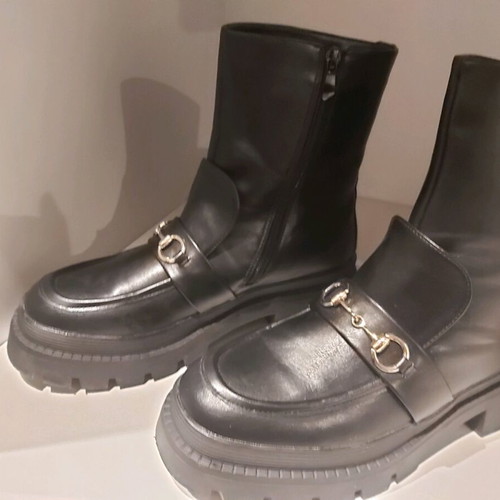 Black boots size 41 like new with lining